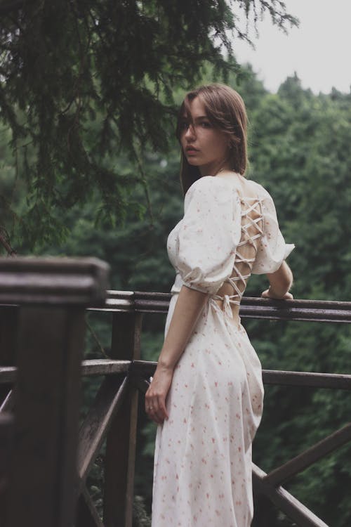 Безкоштовне стокове фото на тему «біла сукня, вертикальні постріл, вродлива»