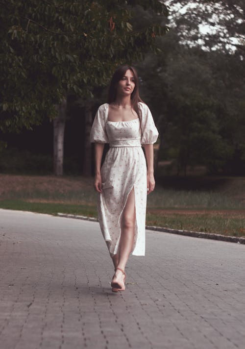 Безкоштовне стокове фото на тему «біла сукня, вертикальні постріл, вродлива»