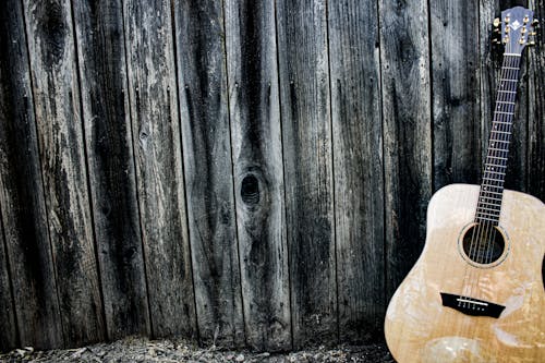 Fotobanka s bezplatnými fotkami na tému akustická gitara, drevená stena, hudobný nástroj