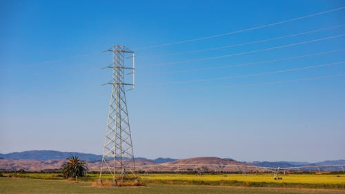 Fotobanka s bezplatnými fotkami na tému elektrická energia, elektrické vedenia, jasne modrá obloha