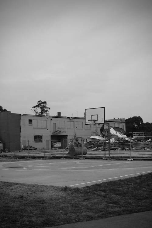Základová fotografie zdarma na téma basketbalové hřiště, budova, černobílý