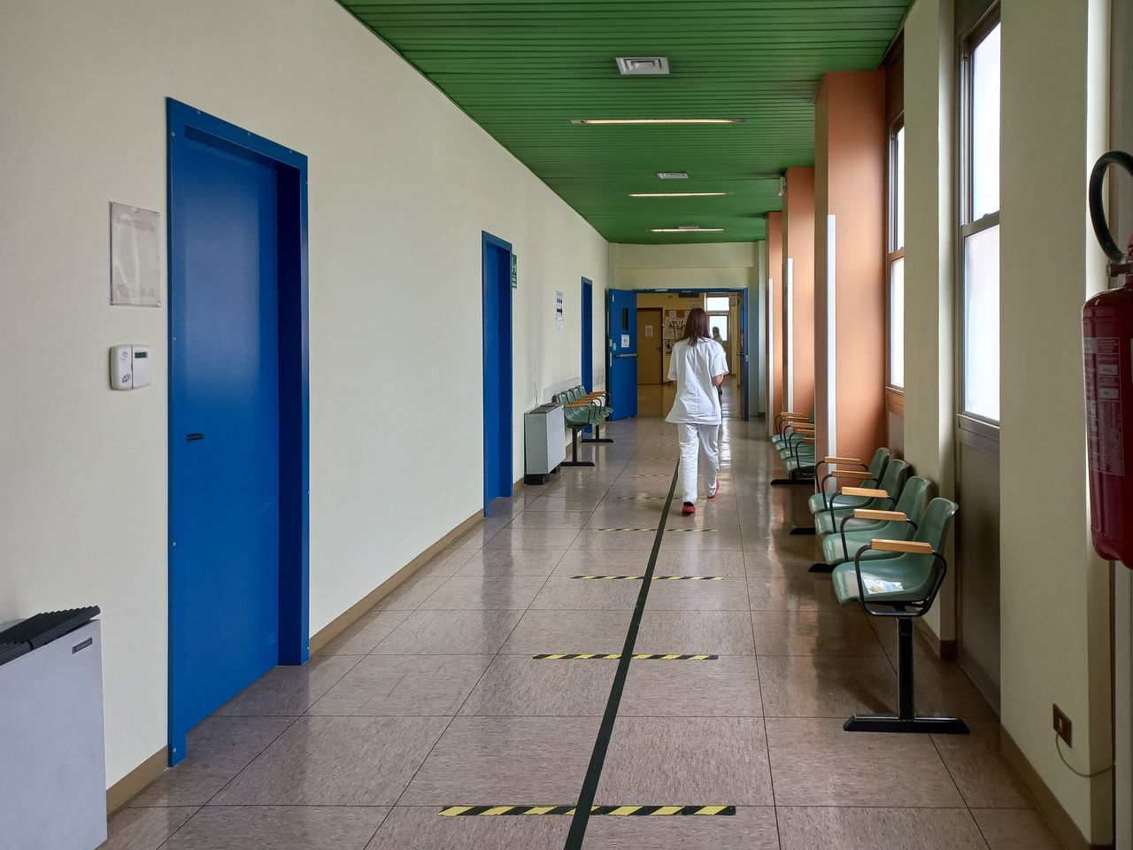 Prazan bolnički hodnik koji simbolizira odlazak liječnika