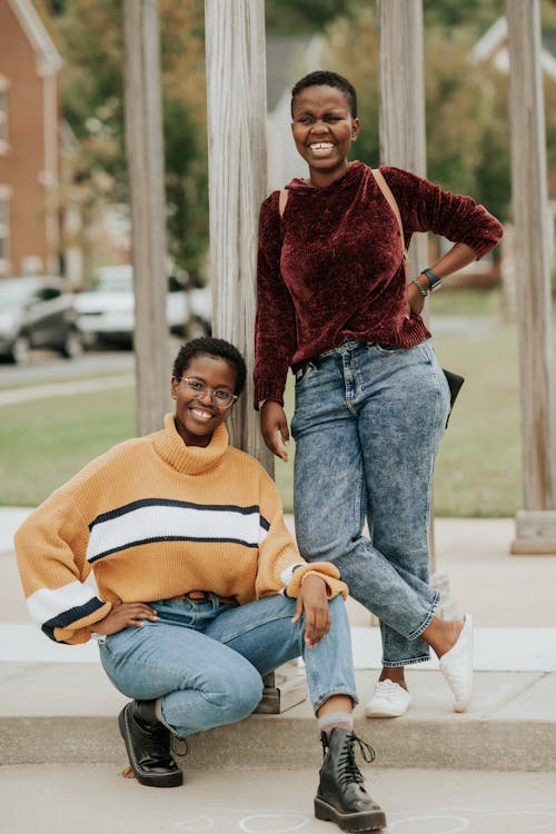 Fotobanka s bezplatnými fotkami na tému africké ženy, džínsy, najlepší priatelia