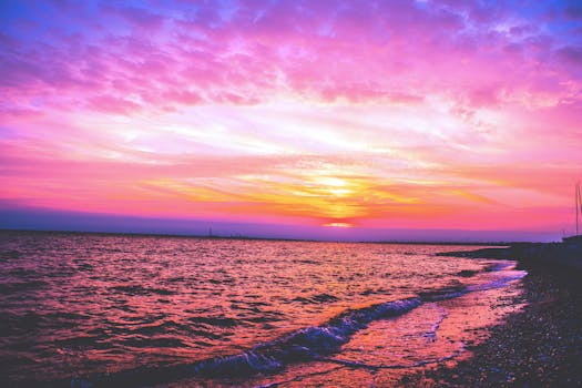 邓弗里斯和加洛韦海岸的日落令人惊叹，天空明亮，大海宁静