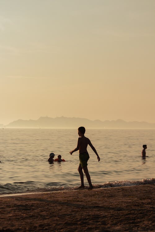 Fotobanka s bezplatnými fotkami na tému breh, chlapec, chôdza