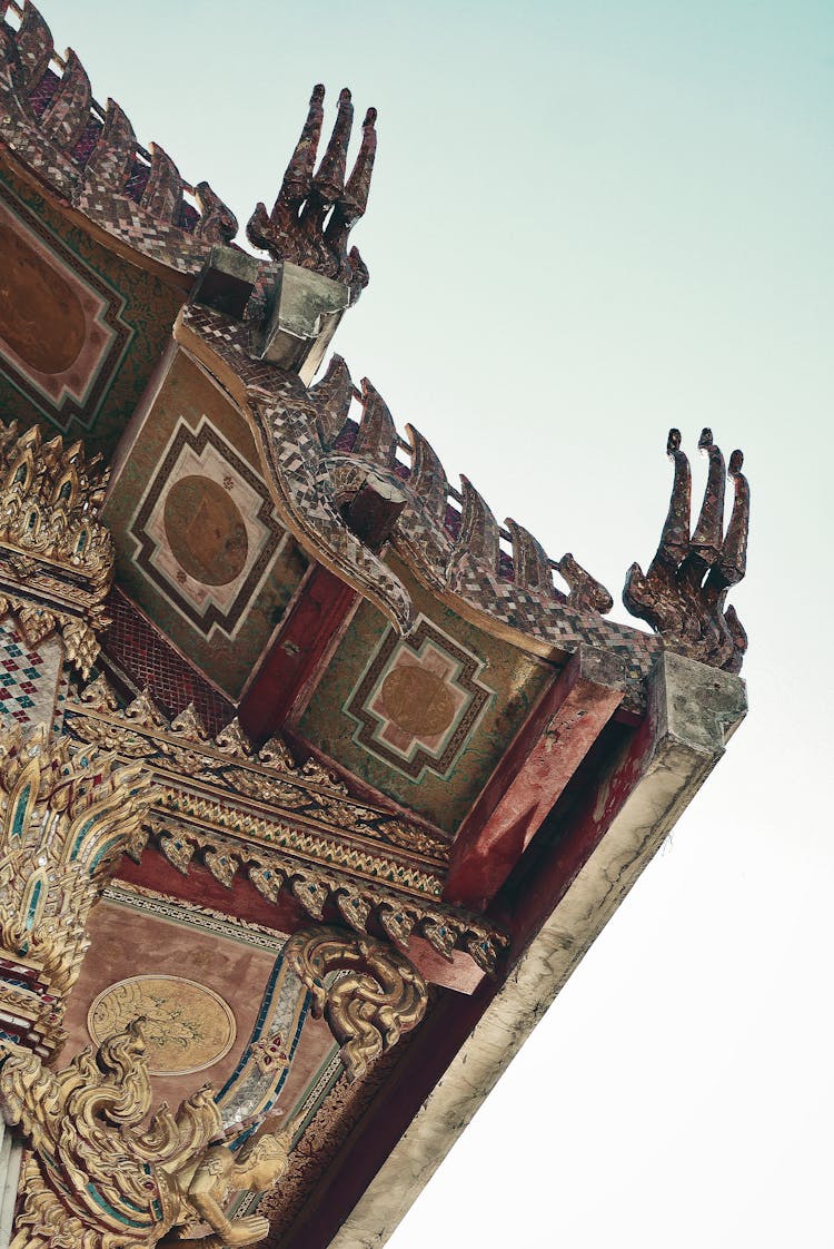 Wat Hua Lamphong Roof In Close Up Shot