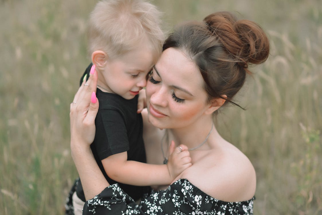 Photos gratuites de chignon, enfant, étreindre