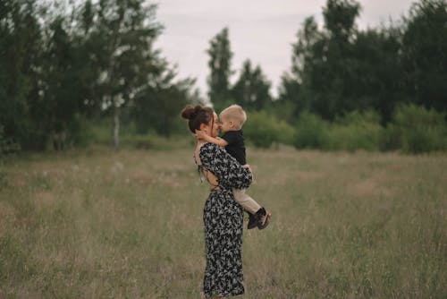 Gratis stockfoto met dragen, familie, grasveld