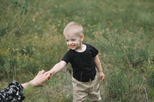 Gratis stockfoto met blij, glimlachen, groen gras