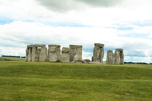 Free Stonehenge, the iconic prehistoric landmark in England, captured under cloudy skies. Stock Photo