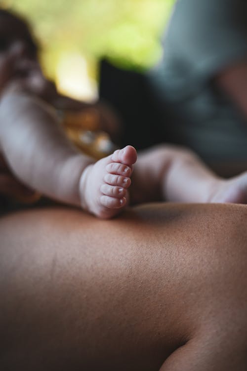 50 mm, bebek, bebek ayakları içeren Ücretsiz stok fotoğraf