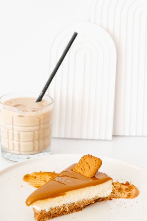 Free A tantalizing slice of caramel cheesecake paired with creamy iced coffee on a minimalist backdrop. Stock Photo