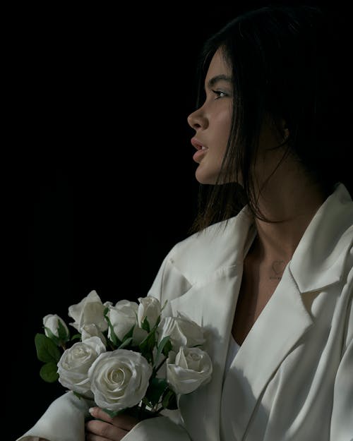 Бесплатное стоковое фото с белые цветы, белый пиджак, брюнетка