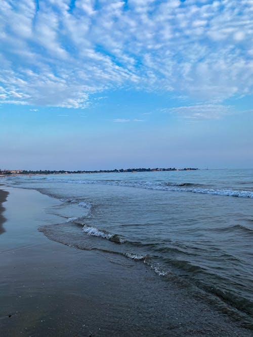 Kostenloses Stock Foto zu blauer himmel, brechenden wellen, meer