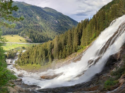 Kostnadsfri bild av bäck, berg, gröna träd