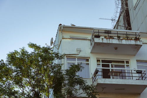 Gratis lagerfoto af balkon, blå himmel, eksteriør