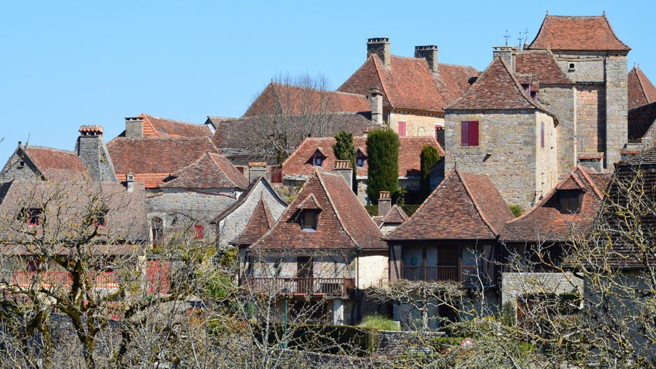 Village charentais avec toitures en pierre traditionnelles sous ciel bleu : couvreurs recommandés en Charente
