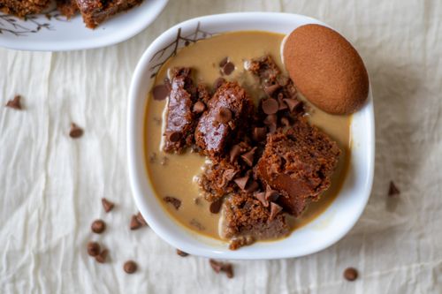 Free Close-up of a delectable chocolate dessert with chips and biscuit in a ceramic bowl. Stock Photo