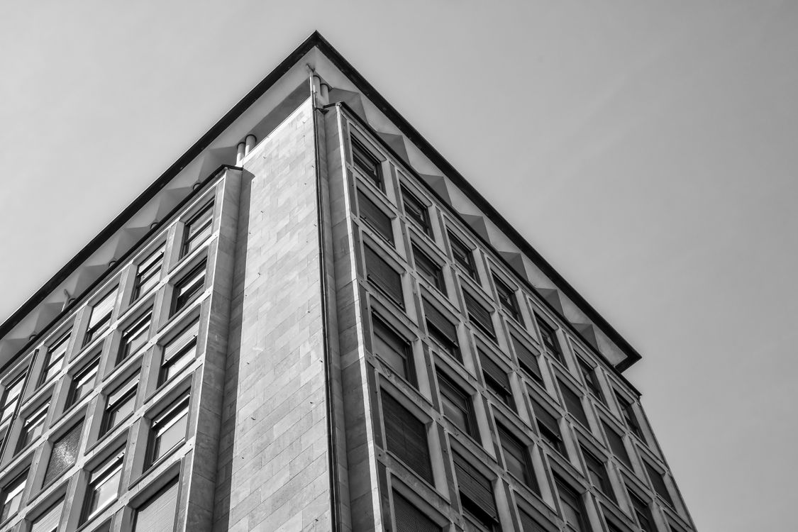Grayscale Photo of a Building · Free Stock Photo