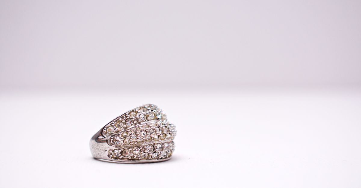 Comment nettoyer des bijoux en argent qui ont noirci ?
