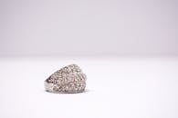 时尚钻石戒指在简约白色背景下的特写