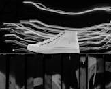 一双带有黑白动态光条纹的鞋子的艺术照片