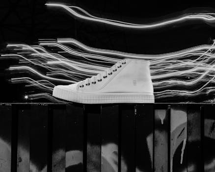 一双带有黑白动态光条纹的鞋子的艺术照片