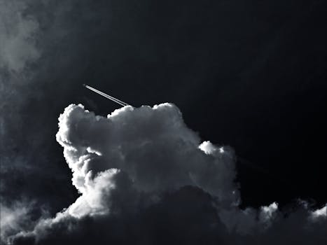 这张引人注目的照片展示了一架飞机在黑暗而引人注目的云层中留下了飞行轨迹