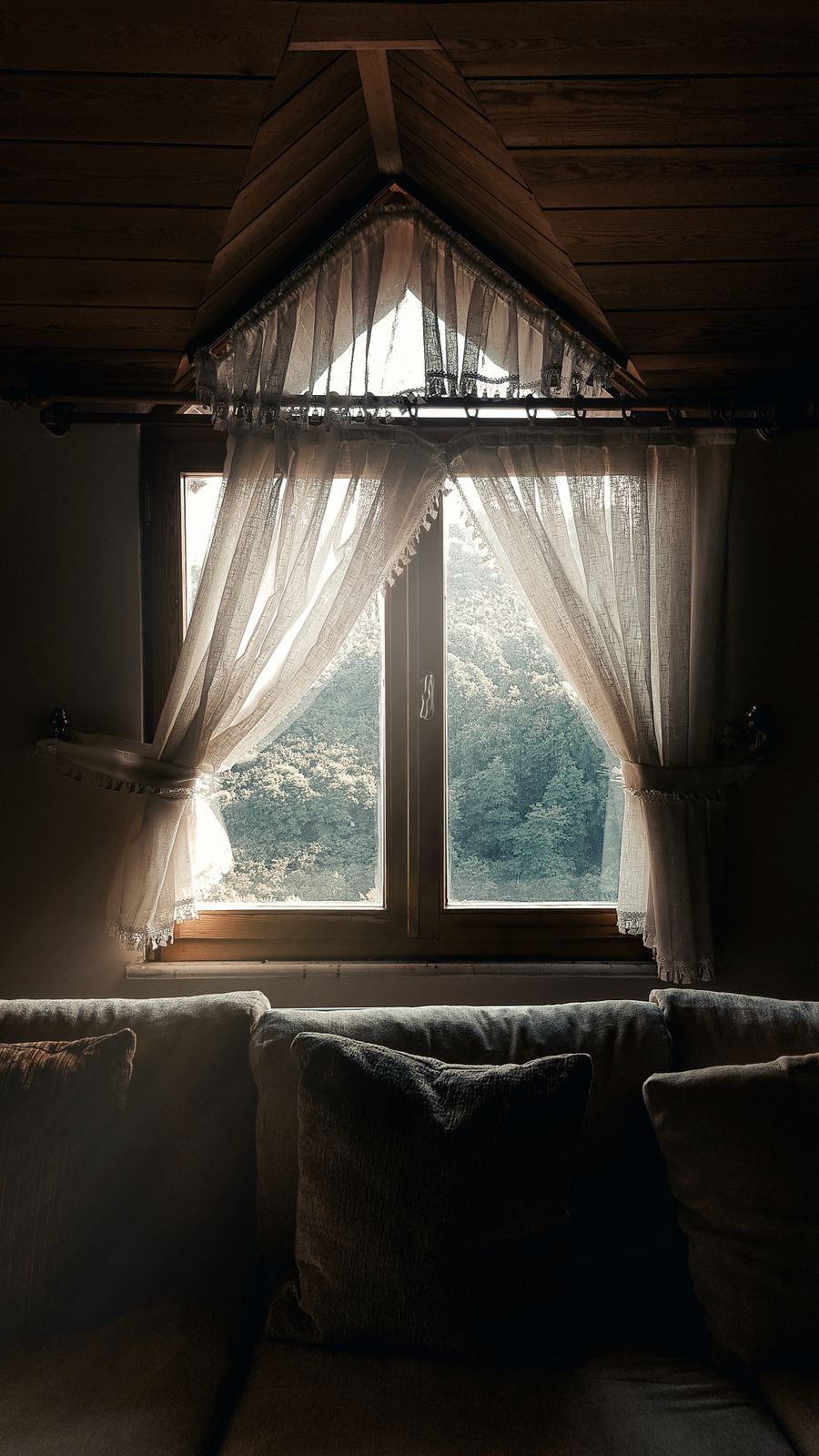 Ventana de madera dentro de un espacio residencial