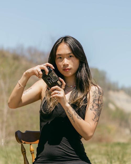 Безкоштовне стокове фото на тему «азіатська жінка, безрукавка, вертикальні постріл» стокове фото
