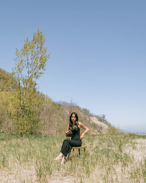 Безкоштовне стокове фото на тему «азіатська жінка, вертикальні постріл, дерево» стокове фото