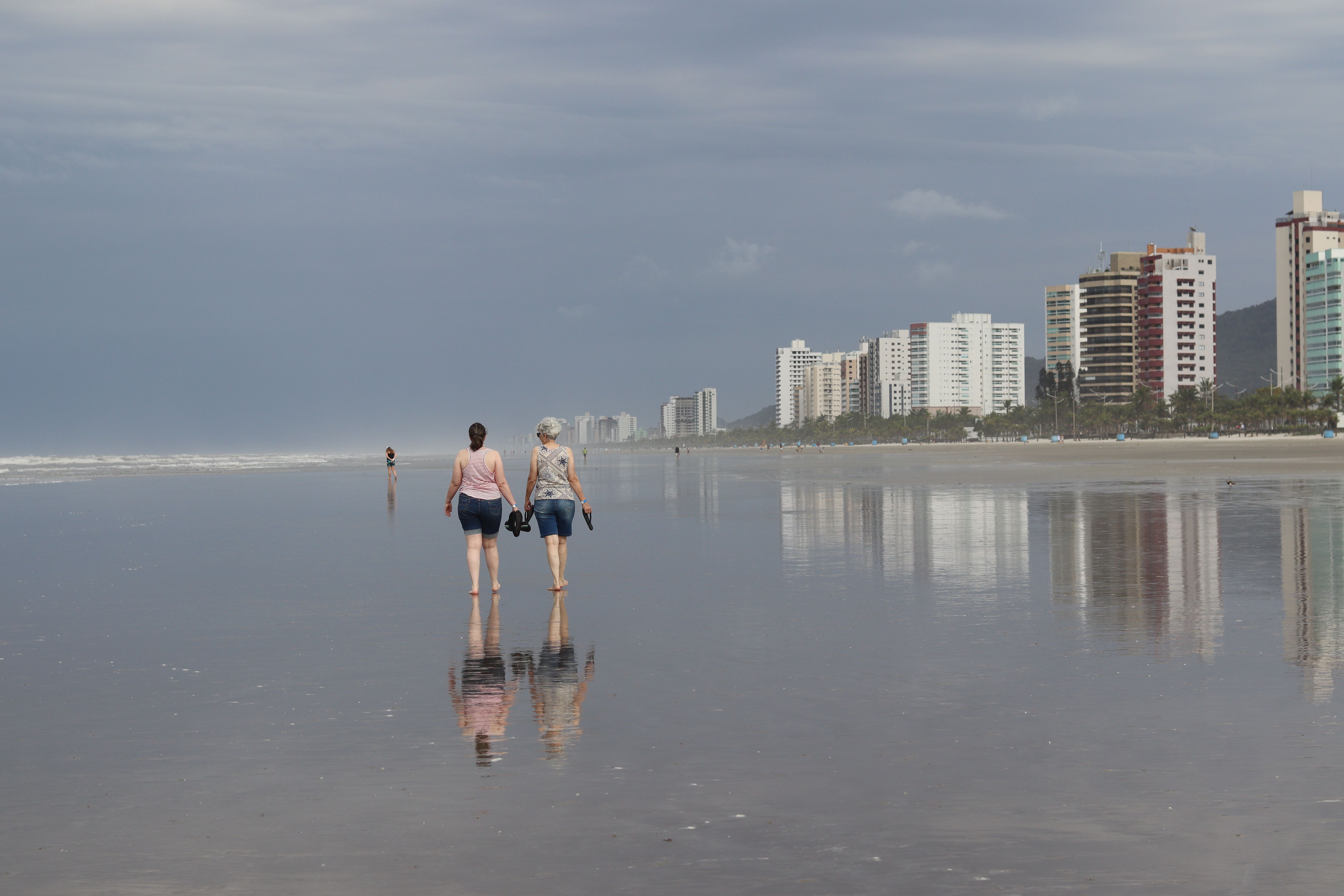 Women Walking on the Beach · Free Stock Photo