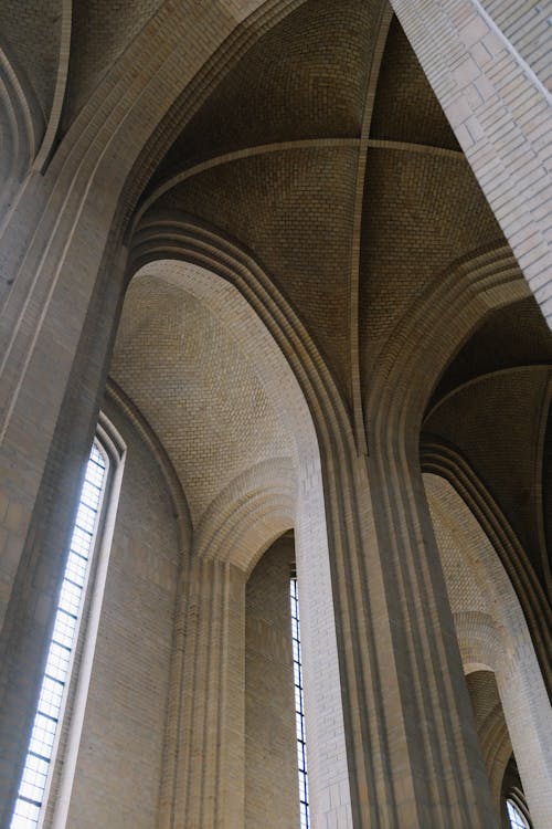 Foto profissional grátis de arcada, arcadas, catedral