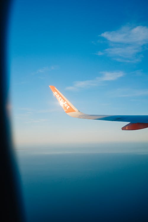 Photos gratuites de aile d'avion, ciel bleu, tir vertical