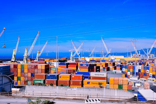 Бесплатное стоковое фото с голубое небо, грузовые контейнеры, журавли