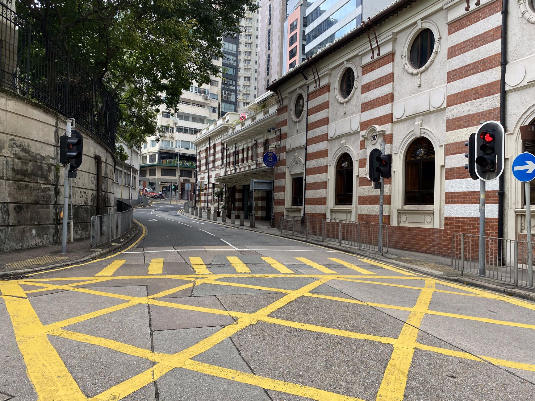 中環古今對照散步:舊樓與新商廈並存的歷史建築風景與現代天際線觀察 A quiet urban street scene with distinctive architecture in Central Hong Kong Island