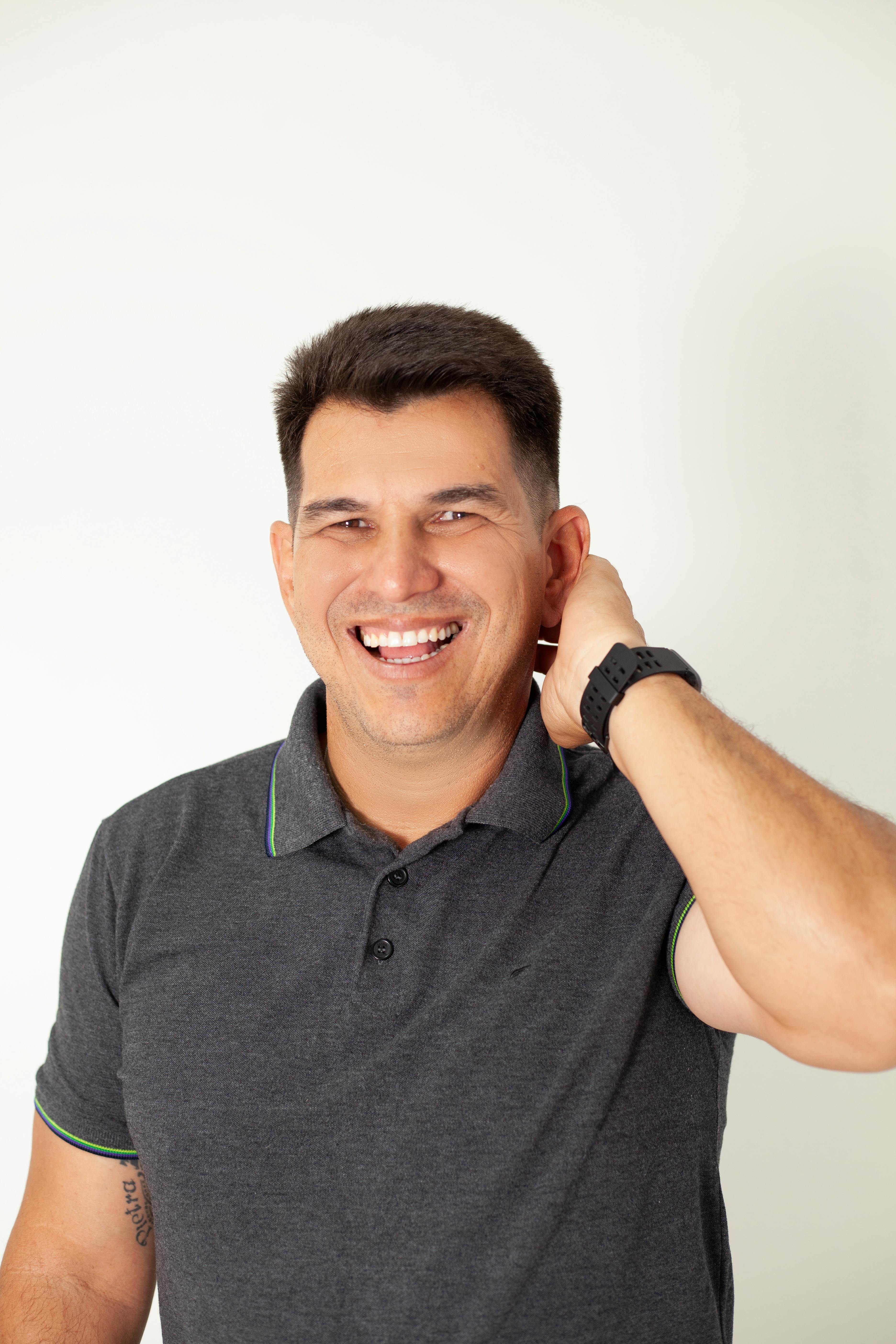 Miễn phí Ảnh lưu trữ miễn phí về áo màu xám, áo sơ mi, áo thun có cổ Ảnh lưu trữ