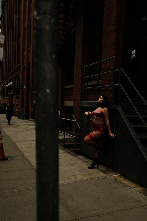 Foto profissional grátis de apoiando, calçada, lingerie vermelha