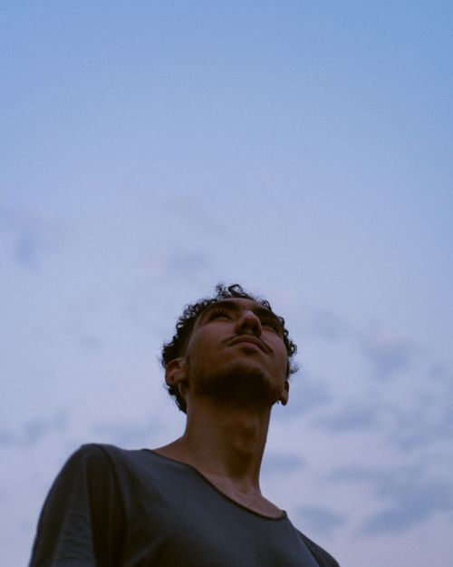 Free Low angle shot of a man under blue skies in Algiers, captured with cinematic tones. Stock Photo