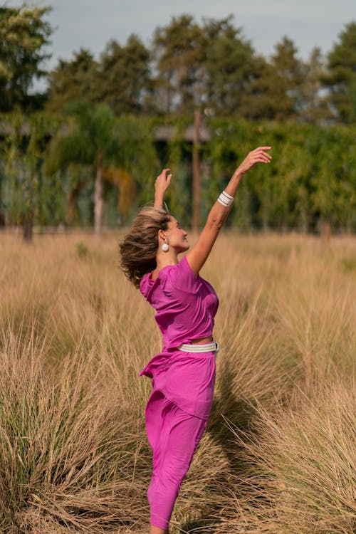 Immagine gratuita di campo d'erba, donna, in piedi