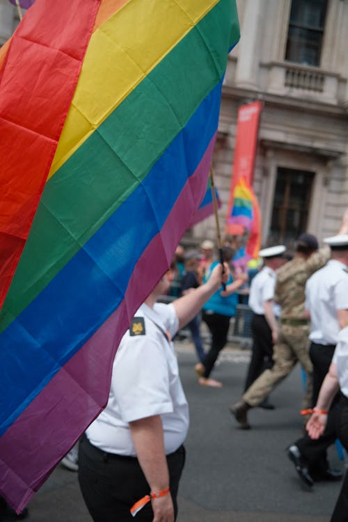 Immagine gratuita di agitando, bandiere arcobaleno, camminando
