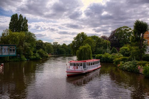 Foto profissional grátis de alster, árvores verdes, barco