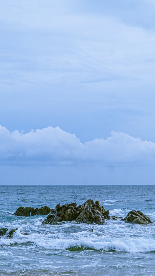 Бесплатное стоковое фото с белые облака, берег, берег пляжа
