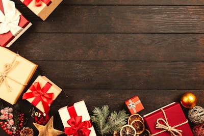 天然素材とプラッシュを組み合わせた温かみのあるクマのフィギュア