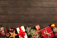 乡村木材背景上的圣诞礼物和装饰品非常适合节日主题