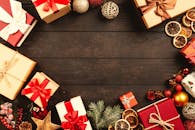 从顶视图看，木桌上的圣诞礼物和装饰品非常适合度假背景