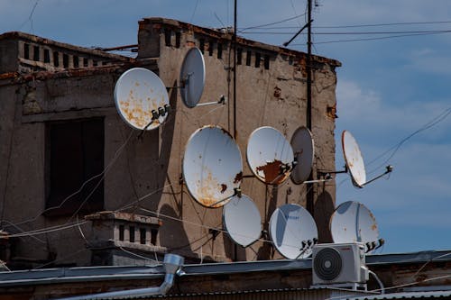 Kostnadsfri bild av antenn, byggnad, parabolantenner