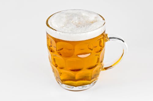 Základová fotografie zdarma na téma alkoholický nápoj, bílé pozadí, čepované pivo