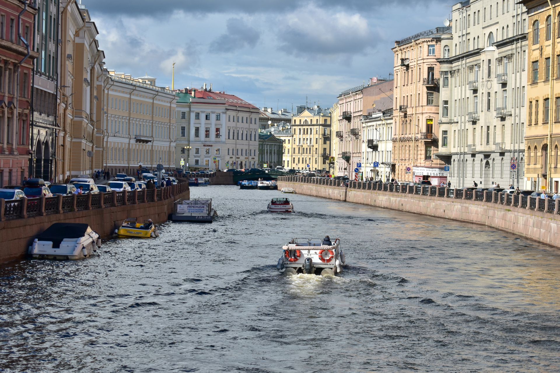 St. Petersburg'da nehir kıyısı manzarasının gündüz görüntüsü.