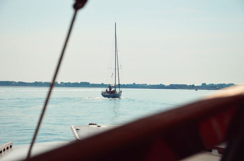 Free A tranquil sailboat journey on a calm sea, perfect for adventures and relaxation. Stock Photo